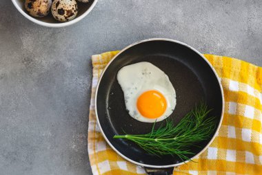 Bıldırcın yumurta bir tencerede kızartılır. Taze organik yumurta.