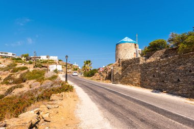 Geleneksel Yunan yel değirmeni Köyü Kastro üzerine Sifnos Adası Yunanistan yolunda.