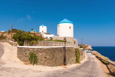Geleneksel Yunan yel değirmenleri Kastro köyde Sifnos, Kiklad Adaları, Yunanistan