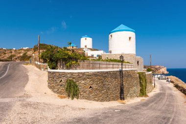 Geleneksel Yunan yel değirmenleri Kastro köyde Sifnos, Kiklad Adaları, Yunanistan