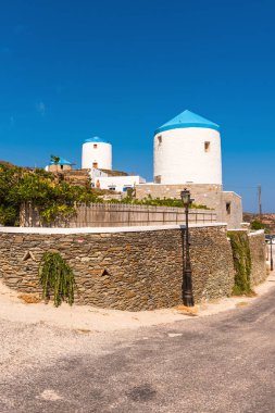 Geleneksel Yunan yel değirmenleri Kastro köyde Sifnos, Kiklad Adaları, Yunanistan