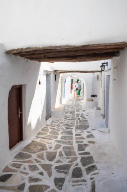 : Sifnos, Yunanistan - 11 Eylül 2018: Kastro, Sifnos eski başkenti pitoresk sokak. Kiklad Adaları, Yunanistan. Europe