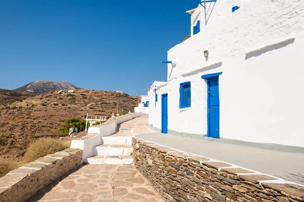 Paseo marítimo en el pintoresco pueblo de Kastro, la antigua capital de Sifnos. Ciclades, Grecia. Europa — Foto de Stock