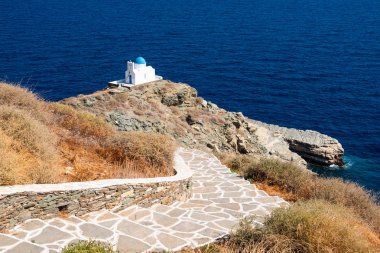 Sifnos Eptamartyres Kastro ayakta kayalık pelerin üst kilisede. Sifnos Island, Yunanistan