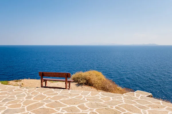 Kastro, Yunanistan Sifnos Island kenarında denize bakan tezgah