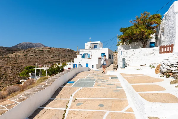 A cobbled promenade in the old town of Kastro in Sifnos. Greece — Stock Photo, Image