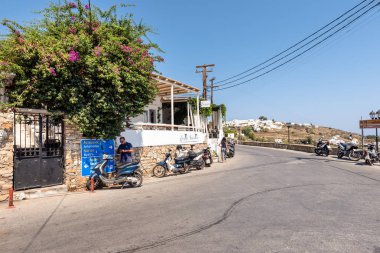 : Sifnos, Yunanistan - 11 Eylül 2018: Apollonia, Sifnos başkenti merkezi sokak. Kiklad Adaları, Yunanistan