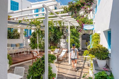 : Sifnos, Yunanistan - 11 Eylül 2018: Apollonia, Sifnos başkenti Restoran. Kiklad Adaları, Yunanistan
