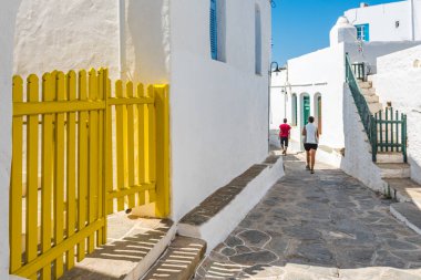 : Sifnos, Yunanistan - 11 Eylül 2018: Apollonia, Sifnos başkenti dar sokakta. Kiklad Adaları, Yunanistan