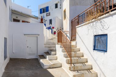 : Sifnos, Yunanistan - 11 Eylül 2018: Apollonia, Sifnos başkenti dar sokakta. Kiklad Adaları, Yunanistan