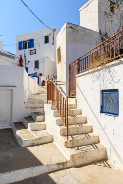 : Sifnos, Yunanistan - 11 Eylül 2018: Apollonia, Sifnos başkenti dar sokakta. Kiklad Adaları, Yunanistan