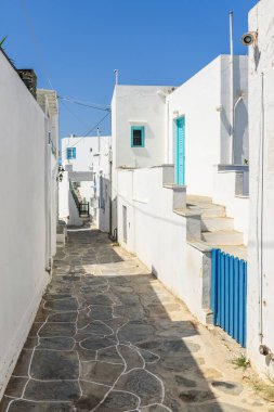 : Sifnos, Yunanistan - 11 Eylül 2018: Güzel Apollonia, Sifnos başkenti tipik Caddesi. Kiklad Adaları, Yunanistan