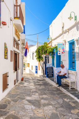 : Sifnos, Yunanistan - 11 Eylül 2018: Güzel Apollonia, Sifnos başkenti tipik Caddesi. Kiklad Adaları, Yunanistan