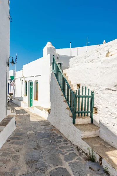 SIFNOS, GREECE - September 11, 2018: Alley in Apollonia, the capital of Sifnos. Cyclades, Greece — Stock Photo, Image