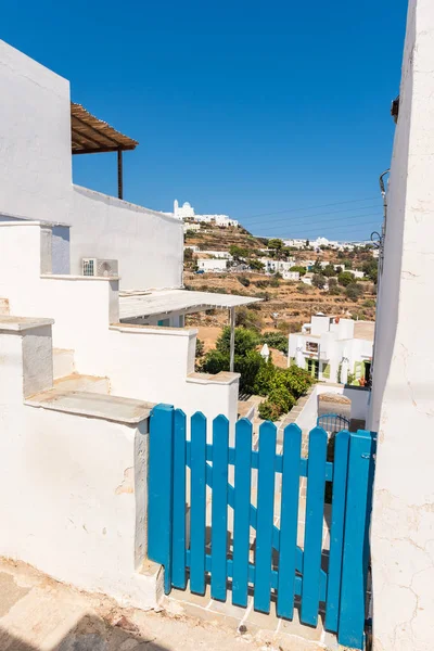 SIFNOS, GRÈCE - 11 septembre 2018 : Clôture bleue d'une maison typique sur la rue d'Apollonia, la capitale de Sifnos. Cyclades, Grèce — Photo