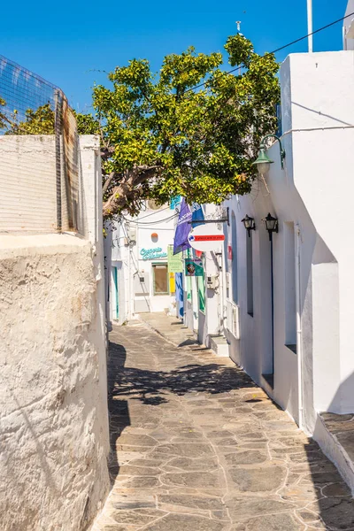 SIFNOS, GRÈCE - 11 septembre 2018 : Rue typique du centre d'Apollonia, la capitale de Sifnos. Cyclades, Grèce — Photo