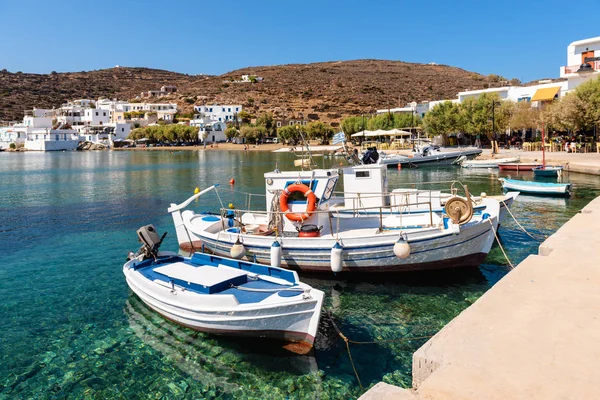 Balıkçı tekneleri Faros pitoresk köy Sifnos içinde limanda palamarla. Yunanistan