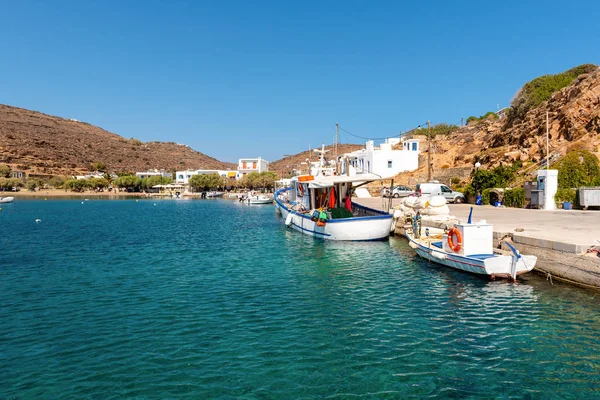 Le pittoresque village balnéaire de Faros avec des bateaux de pêche amarrés dans le port. Sifnos, Grèce — Photo
