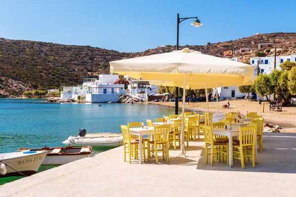 希腊的 Sifnos--2018年9月11日----法罗斯海滨长廊沿线的传统希腊小酒馆的桌椅。Sifnos 岛, 希腊 — 图库照片