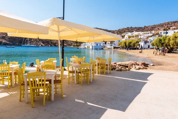 Sifnos, Griekenland - 11 September, 2018 - tafels en stoelen in traditionele Griekse taverne langs zee promenade in Faros. Sifnos eiland, Griekenland — Stockfoto