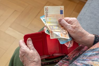 Eller deri cüzdan euro para birimi para ile tutarak bir yaşlı emekli. Yaşlılıkta Finansal güvenlik kavramı.