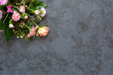 Siyah arka planda şenlikli çiçek kompozisyon. Boşluk Kopyala