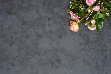 Siyah arka planda şenlikli çiçek kompozisyon. Boşluk Kopyala
