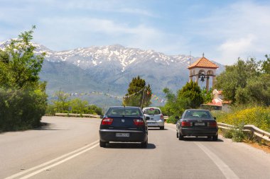 Girit, Yunanistan-Mayıs 3, 2015: Girit adasında ana yolda trafik. Yunanistan