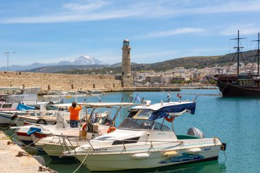 Girit, Yunanistan-Mayıs 1, 2015: arka plan içinde deniz feneri ile Rethymnon liman balıkçı tekneleri. Girit Adası, Yunanistan, Avrupa