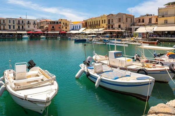 CRETE, GRÈCE - 1er mai 2015 : Bateaux de pêche dans le port de Rethymnon. Crète île, Grèce, Europe — Photo