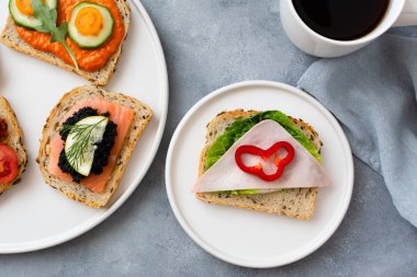 Kahvaltı çeşitli Topingler ile tost. Sağlıklı Bruschetta. Ekmek sandviç.