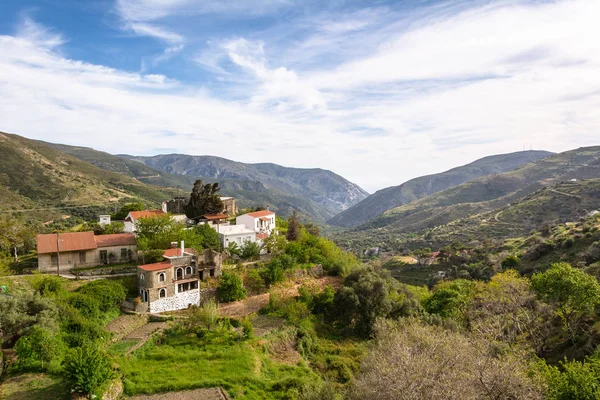 Ilha de Creta. Casas no vale entre as colinas. Paisagem rural. Grécia . — Fotografia de Stock