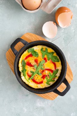 Taze biber ve arugula ile omlet. Tava içinde frittata.