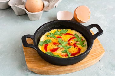 Taze biber ve arugula ile omlet. Tava içinde frittata.