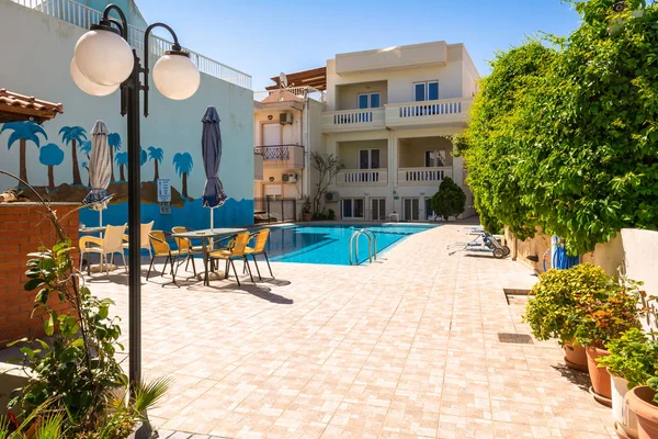 Кріт, Греція-2 травня, 2015: типовий готель з басейном в західному Крит. — стокове фото