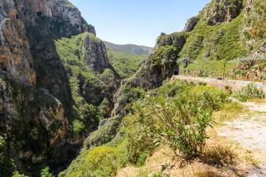 Elafonissi 'ye giden yol boyunca Batı Girit 'te bulunan Topolia geçidi. Yunanistan