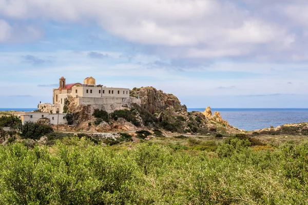 Chrisoskalitissa klasztor lub Panagia Chryssoskalitissa znajduje się na południowo-zachodnim wybrzeżu Krety, Grecja. — Zdjęcie stockowe