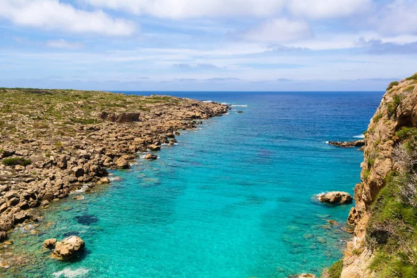 Widokiem na Morze Libijskie od Chrisoskalitissa klasztoru. Południowo-zachodnim wybrzeżu Krety, Grecja. — Zdjęcie stockowe