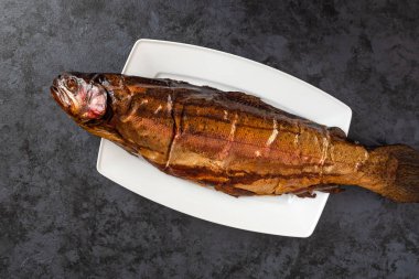 Karanlık bir arka plan üzerinde alabalık balık füme