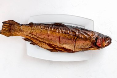 Karanlık bir arka plan üzerinde alabalık balık füme