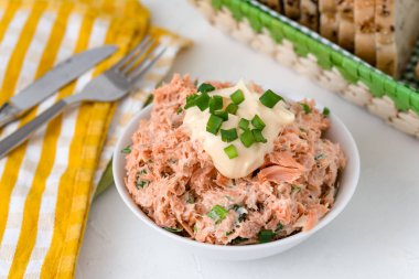 Mayonez ve Frenk soğanı ile alabalık hamur füme