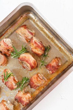 Kavrulmuş domuz eti bonfile domuz sarılmış ve kavurma tavada beyaz şarap ile pişmiş.