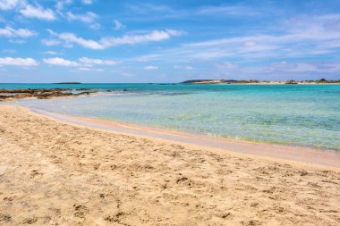 Elafonisi-pembe kum, sıcak ve berrak su ile bir plaj. Girit Adası, Yunanistan