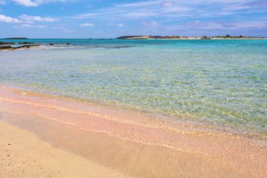 Elafonisi-pembe kum, sıcak ve berrak su ile bir plaj. Girit Adası, Yunanistan