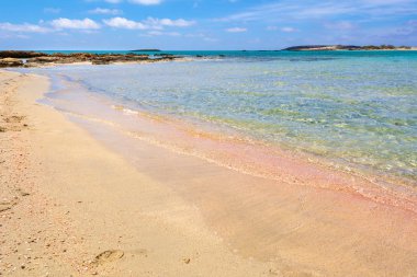Elafonisi-pembe kum, sıcak ve berrak su ile bir plaj. Girit Adası, Yunanistan