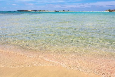 Elafonisi-pembe kum, sıcak ve berrak su ile bir plaj. Girit Adası, Yunanistan