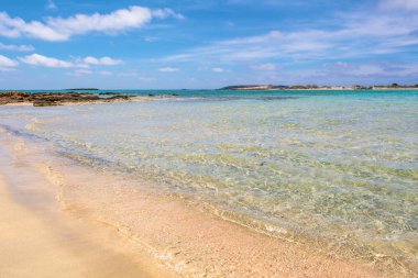 Elafonisi-pembe kum, sıcak ve berrak su ile bir plaj. Girit Adası, Yunanistan