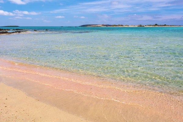 Elafonisi-pembe kum, sıcak ve berrak su ile bir plaj. Girit Adası, Yunanistan