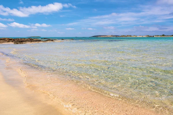 Elafonisi-pembe kum, sıcak ve berrak su ile bir plaj. Girit Adası, Yunanistan