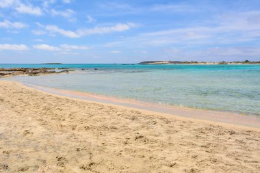 Elafonisi-pembe kum, sıcak ve berrak su ile bir plaj. Girit Adası, Yunanistan